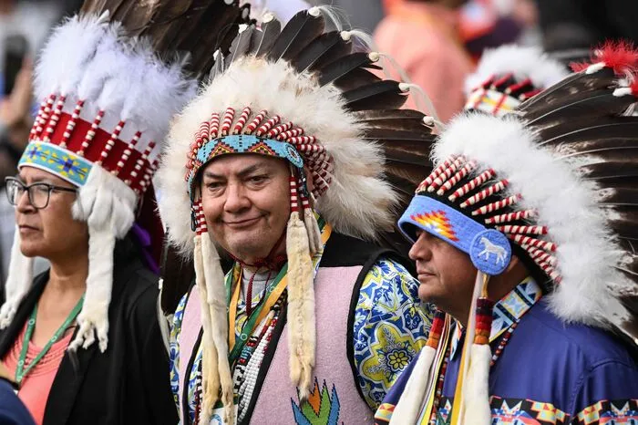 Der Papst traf in Maskwacis Vertreter der indigenen Bevölkerung, die sich seit langem auf den Besuch des katholischen Kirchenoberhauptes vorbereitet hatten. In Maskwacis befand sich von 1895 bis 1975 das Internat von Ermineskin, eines der größten Internate des Landes.