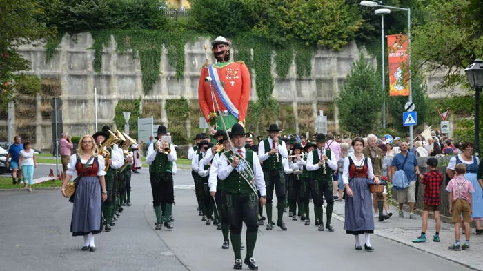 Keine leichte Aufgabe war das Ganze für den Samsonträger Franz Kollmann. Die vielen Gäste zögerten auch nicht mit einer Geldgabe, für sich eine Salve abfeuern zu lassen. Beim Friesacher Tor war das Ziel erreicht, hier war für Gäste und Garde das traditionelle „Samsonreindl“ ein kulinarischer Abschluss.