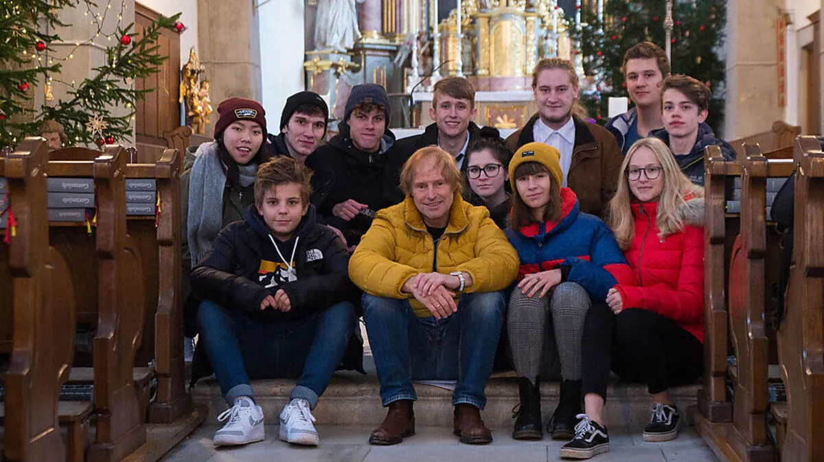 Helmut Lessiak (vorne Mitte) mit seiner engagierten Gruppe bei der Probe in der Markuskirche in Wolfsberg 