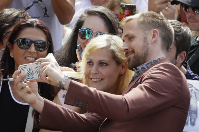 Kanadas Superstar musste schon bei seiner Ankunft in Venedig für zahlreiche Selfies parat stehen.