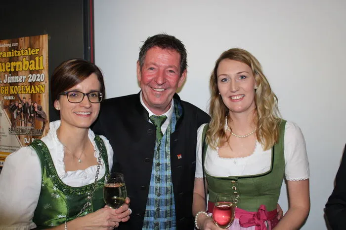 Klicken Sie sich durch die Bilder der gut gelaunten Ballbesucher!