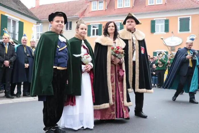 Die neuen Hoheiten Karl Theissl und Birgit Schadler wie auch Kinderprinz Fabian Sorger und Kinderprinzessin Marie Eckard wurden zum Hauptplatz kutschiert. 