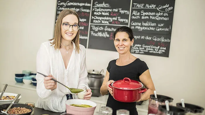 Petra Pippan serviert Gemüsesuppen in allen Variationen.
