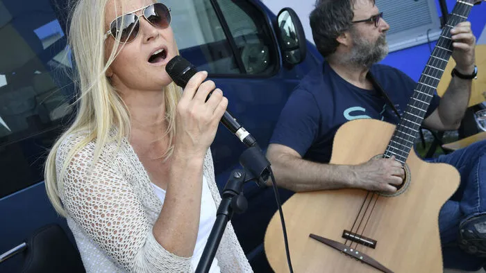 Die Firma asut Computersysteme lud wieder zu ihrem traditionellen Weinabend mit Kunst und Musik. Karin Maier-Zahnker stellte ihre Werks aus. Das Duo CoCarSo mit Sigrun Schrettlinger-Rindlisbacher und Ernst Marinelli sorgte für schmeichelnde Klänge.