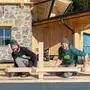 Patrick und Daniel Gerhardter beim Montieren des Terrassengeländers