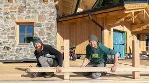 29.10.2025, Schladming, Steiermark, Österreich (Austria): Die Weitmoosalm ist eine Skihütte auf der Planai, die 2025 teilweise abgebrochen und danach neu gebaut wurde - ihre Eröffnung ist für den Beginn der Wintersaison 2025/26 geplant. Bild zeigt v. l. Patrick und Daniel Gerhardter beim Montieren eines Terrassengeländers. 
Fotocredit: Martin Huber