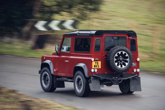Obwohl: Der V8-Antrieb steht für insgesamt 150 ausgewählte und weiterentwickelte Land Rover Defender zur Verfügung. Die „70th“-Sonderedition verwaltet die Kraft mit einem Achtstufen-Automatikgetriebe von ZF mit Sport-Modus, einem aufgewerteten Bremssystem und einem Handling-Kit mit modifizierten Federn, Dämpfern und Stabilisatoren.