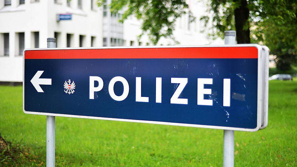 Ein Streit in einem Wiener Bus eskalierte: Frau trat gegen Fahrgast und schlug Polizisten