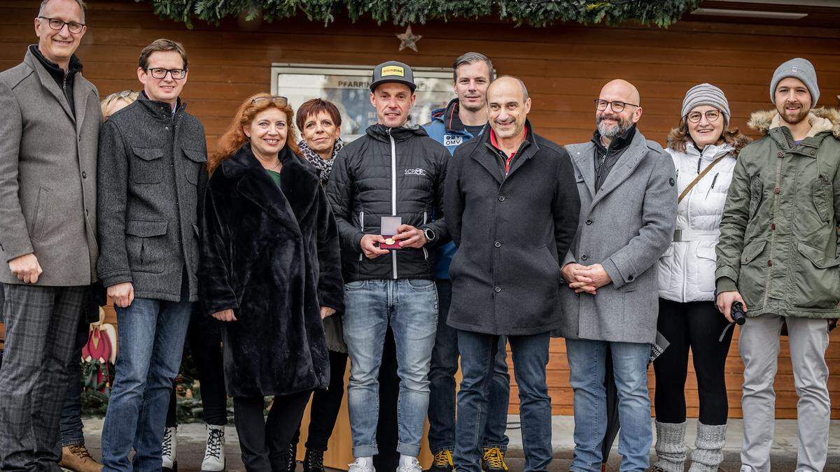 Mountainbiker Wolfgang Krenn wurde im Rahmen des Weißenbacher Christkindlmarktes geehrt