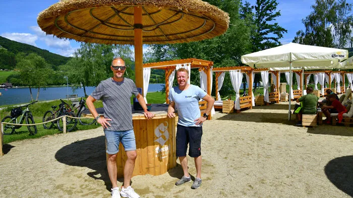 Martin und Stefan Fritz sind die Betreiber und haben mit viel Sand und einladender Gestaltung ein neues Ambiente für die Gäste geschaffen