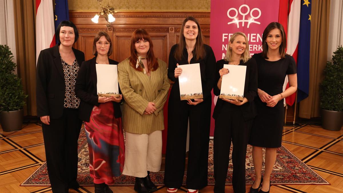 Frauennetzwerk Medien Vorstands-Vorsitzende und die Preisrägerinnen 2024 im Wiener Rathaus: Martina Madner,  Ines Holzmüller Iris Strasser,  Daniela Breščaković, Magdalena Punz und Alexandra Maritza Wachter.