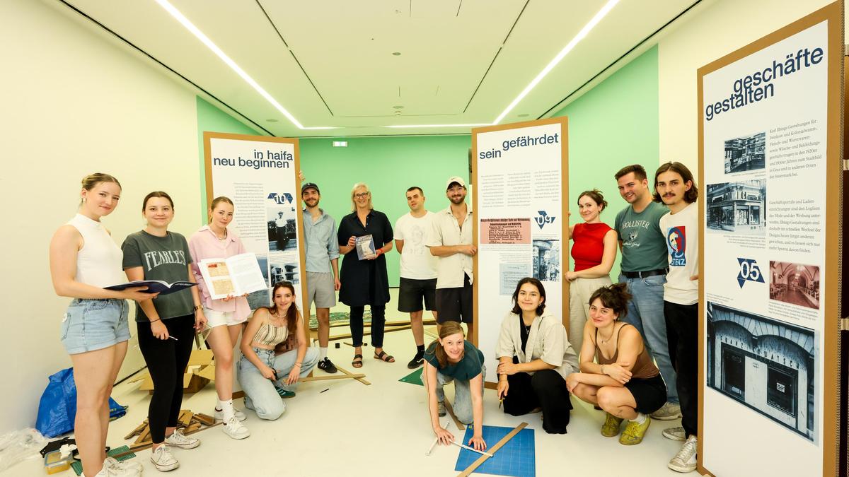 Antje Senarclens de Grancy mit Studierenden beim Aufbau der selbstgestalteten Ausstellung im Museum für Geschichte in der Grazer Sackstraße