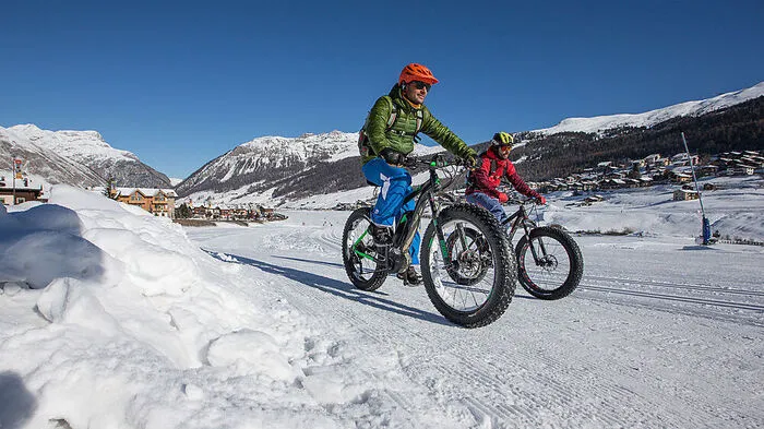 Fatbiken. Dank des niedrigen Reifendrucks sorgen Fat Bikes für maximalen Grip auf allen Untergründen, selbst auf weicheren Flächen wie Schnee. Auch als E-Bike-Version erhältlich ist es für alle Altersklassen und Fitnessstufen geeignet. Einsteiger radeln den 20 Kilometer langen Radweg quer durchs Dorf entlang.
