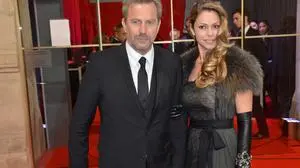 Kevin Costner und seine Frau Christine Baumgarten auf einer Filmpremiere in besseren Tagen 