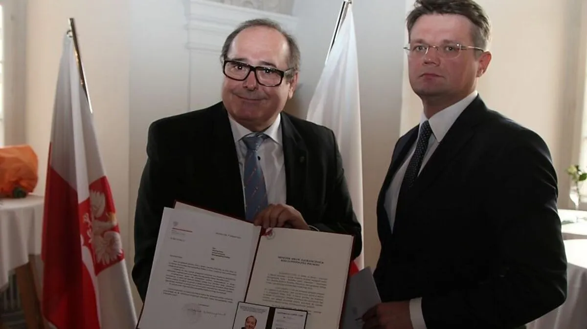 Botschafter Artur Lorkowsky überreichte Manfred Kainz das Dekret