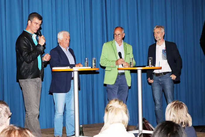 Die Autoren setzen sich mit dem Thema Corona auseinander, der Politik und der Zukunft der Versorgung des Landes. Gemeinsam haben sie 55 Forderungen provokant formuliert, wie man in Zukunft anders, bewusster durch die Krise kommen kann.