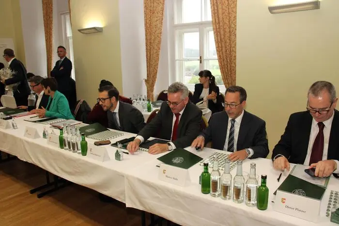 Rund zwei Stunden dauerte die Konferenz im Raum „Maestoso“ des Schlosses Piber.
