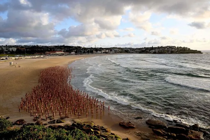 Der Surf-Strand wurde für einen Tag zur FKK-Zone, als sich etwa 2.500 Freiwillige splitternackt auszogen.