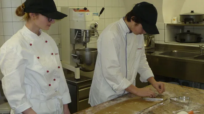 Steirische Fachschulen für Land- und Ernährungswirtschaft fertigen Willkommensherzen für Special Olympics. Hier die Jugendlichen der Fachschule Neudorf. In der Region auch an Bord: die Fachschule Schloss Burgstall in Wies sowie die Fachschule Schloss Frauenthal.