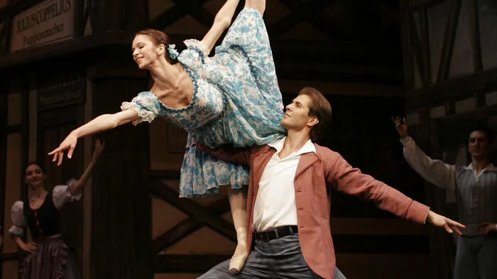 Die russische Primaballerina Polina Semionova ist zur Tänzerin des Jahres gewählt worden.