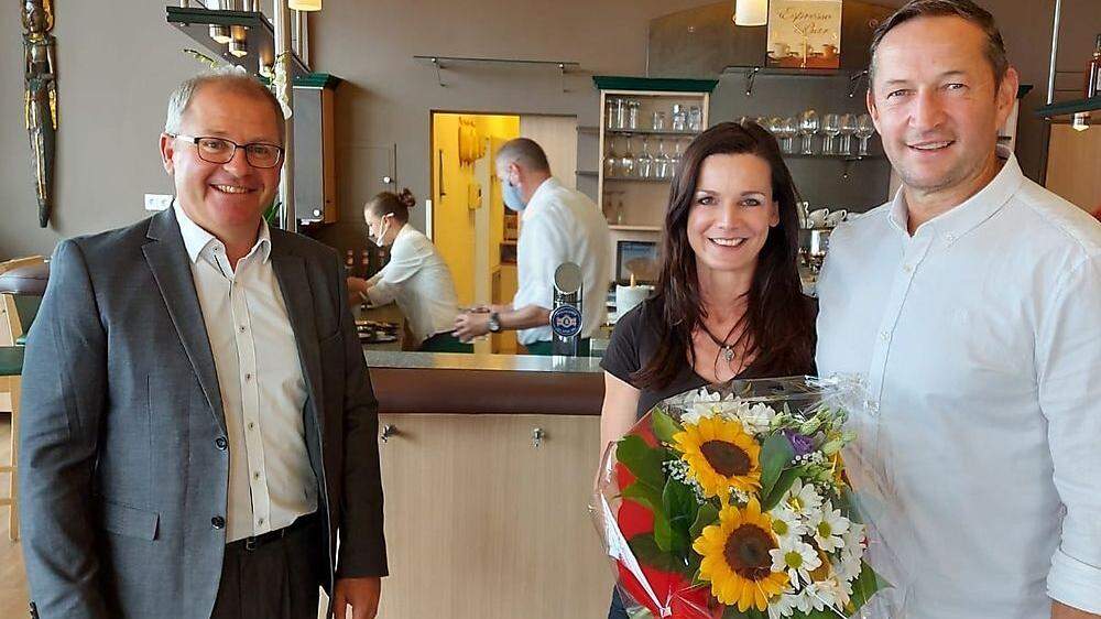 Bürgermeister Bernd Osprian gratulierte Franz Hösele und dessen Lebensgefährtin Manuela Rennertz im Juni 2020 zur Übernahme des 11er-Cafés