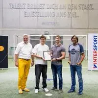 In der Mitte: Vereinsmitglieder Dominik Taucher (l.) und Oliver Herzog (r.) reisten nach Salzburg zum gemeinsamen Abschlussevent