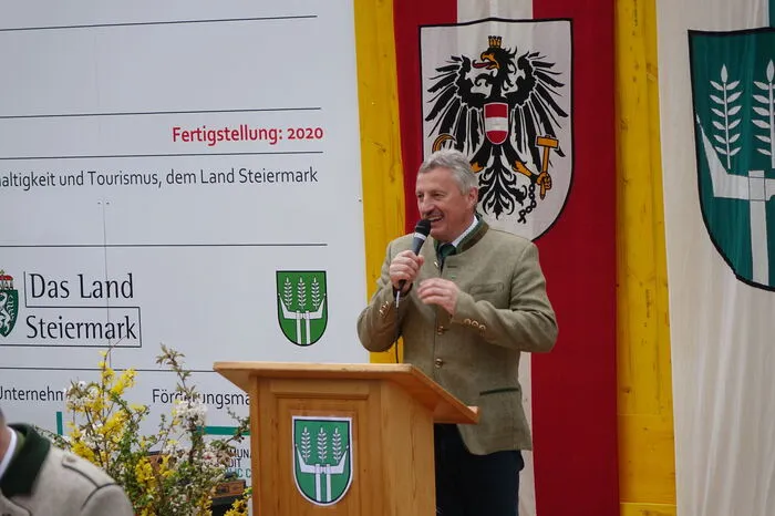 Bürgermeister Erwin Gruber freute sich, dass die Bauarbeiten starten.