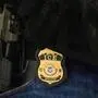 Dienstmarke der US-Einwanderungsbehörde ICE und Dienstwaffe am Hosenbund | In der Einwanderungs- und Zollbehörde (Immigration and Customs Enforcement) gibt es große Veränderungen