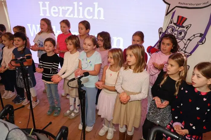 Nun wurde das Jubiläum gefeiert: Unter dem Motto „Zirkus!“ wurden die Kinder und ihre Eltern auf die Bühne gebeten