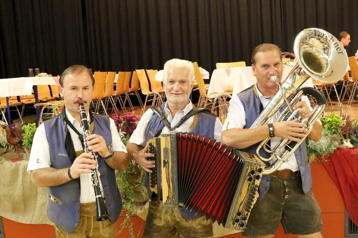 Für die flotte Musik sorgte das Trio „M.O.S“ („Musi ohne Strom“). 