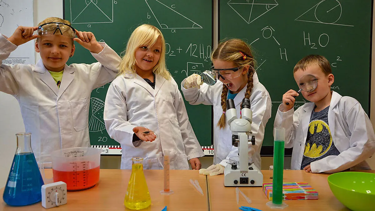 Neugierde und Forschergeist der Kinder fördern, damit diese so lernen. Ein Motto, das auch den Schülern Manuel Grischnig, Momo Ladinig, Elina Batek und James Jones (von links) sichtlich Spaß macht 	