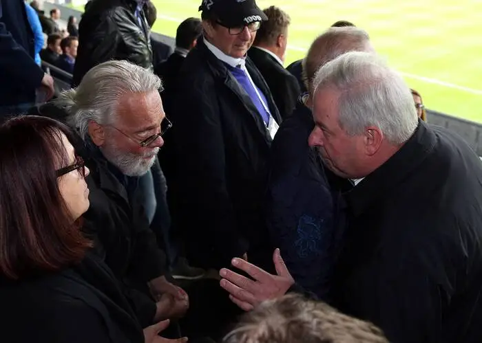 Senta und Gerhard Roth mit Hermann Schützenhöfer bei einem Spiel von Sturm Graz gegen Rapid Wien 2015