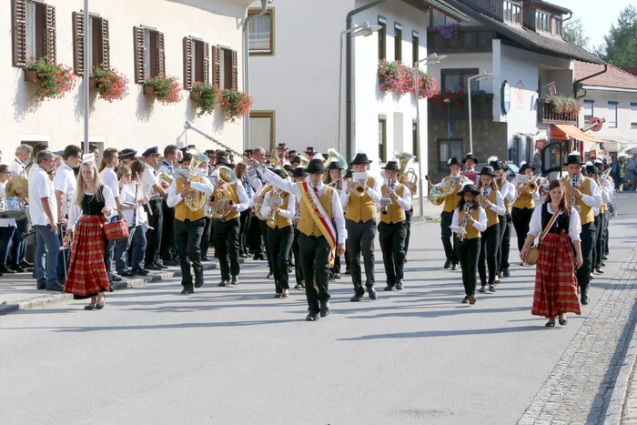 Gelungener Auftakt der Festveranstaltung am Samstag: Der Sternmarsch durch den Markt.