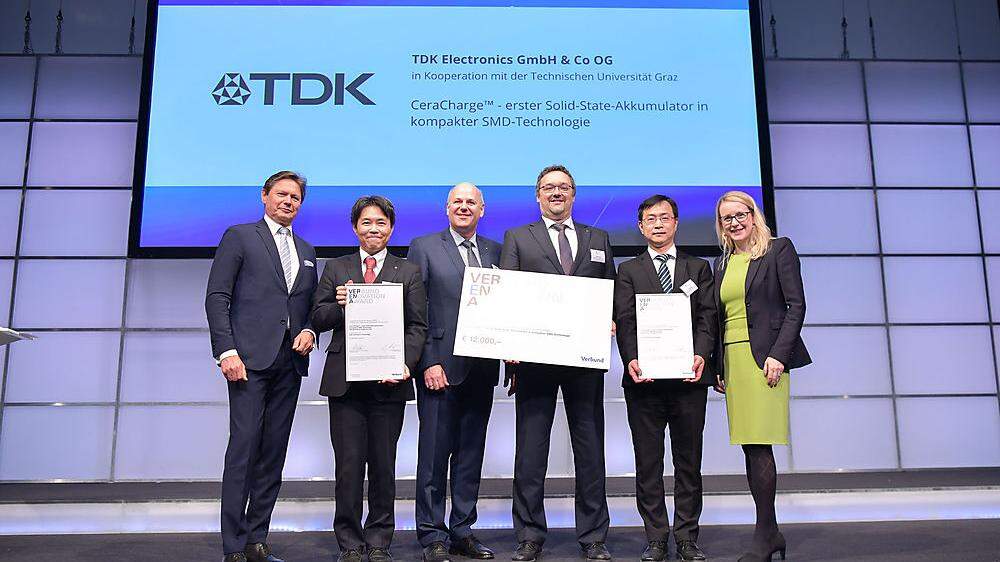 Verbundchef Wolfgang Anzengruber (rechts) und Wirtschaftsministerin Margarete Schramböck mit den Preisträgern von TDK Electronics