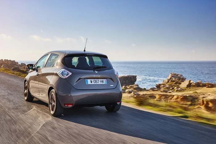 Trotz der um 19 kWh auf 41 kWh gestiegenen Kapazität und 22 Kilogramm Mehrgewicht kommt der Stromspeicher im gleichen Gehäuse unter wie die weiterhin angebotene Standardbatterie.