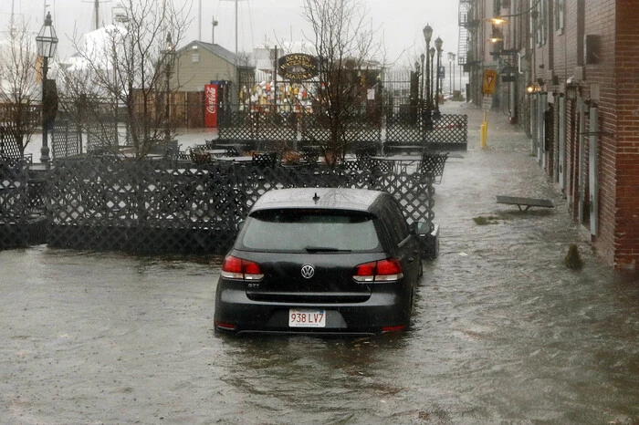 Besonders betroffen von Starkregen und Schneefall waren die Bundesstaaten Massachusetts, New Jersey und Virginia. Teile der Stadt Boston und kleinere Küstenorte waren überschwemmt. Meterhohe Wellen schlugen in Küstenorten gegen die Hafenbefestigungen.