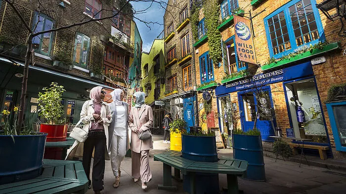 Seven Dials. Oxford und Regent Street sind für Anfänger – viel besser strawanzt es sich rund um Seven Dials zwischen Soho und Covent Garden, einer Kreuzung, an der sieben Straßen zusammenlaufen. Geschäfte, Cafés, Bars, Restaurants – hier ist einfach alles hip. Nicht übersehen: den farbenfrohen und trotzdem gut versteckten Innenhof Neal’s Yard.