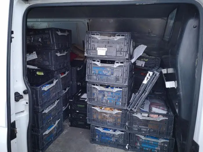 Die Menschen, die nach wie vor eingeschlossen sind, werden mit Lebensmitteln versorgt