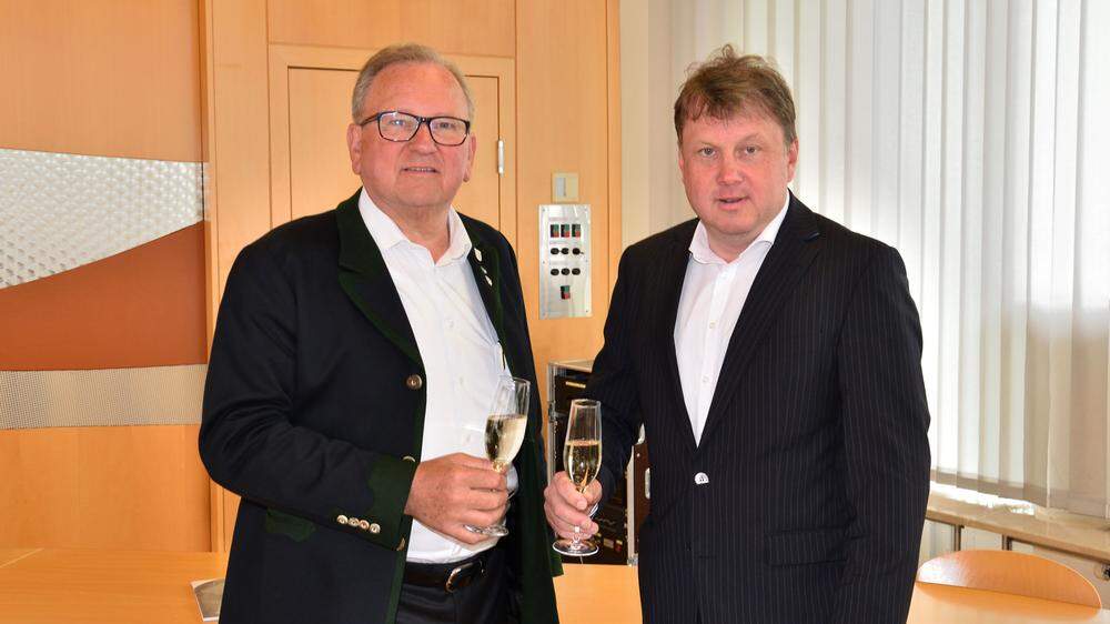 Karl Wratschko (links) übergibt das Bürgermeisteramt von Gamlitz nach 29 Jahren an Friedrich Partl