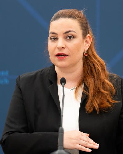 Nina Tomasseli, Abgeordnete der Grünen, bei einer Pressekonferenz. | Grünen-Fraktionsführerin Nina Tomaselli
