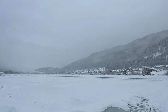 Die Eisbahn, die die Eismeister mühsam angelegt hatten, ist unter dem Schnee begraben.