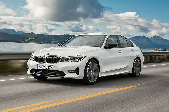 BMW lässt im März sein wichtigstes Modell, die Neuauflage des 3ers (Bild), vom Stapel. Im Sommer folgt er als Plug-in-Hybrid und M-Performance-Modell, bevor im Herbst der Kombi Touring vor der Tür steht.