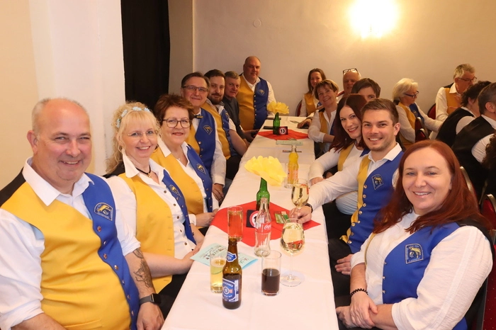 Die Narrenrunde Lavamünd besuchten zahlreich die erste St. Pauler Faschingssitzung 2025.