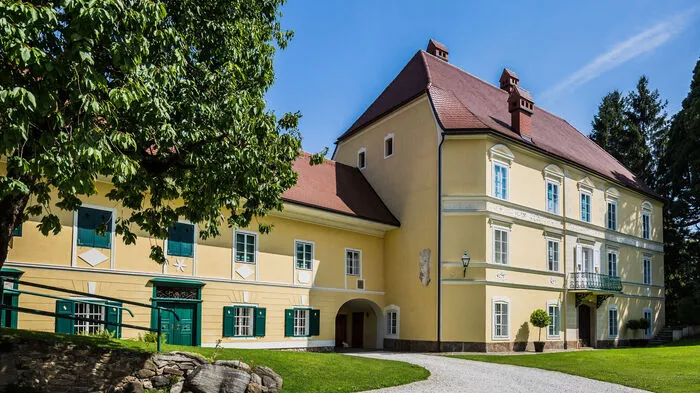 Schloss Schmelzhofen befindet sich in St. Margarethen in der Stadtgemeinde Wolfsberg.