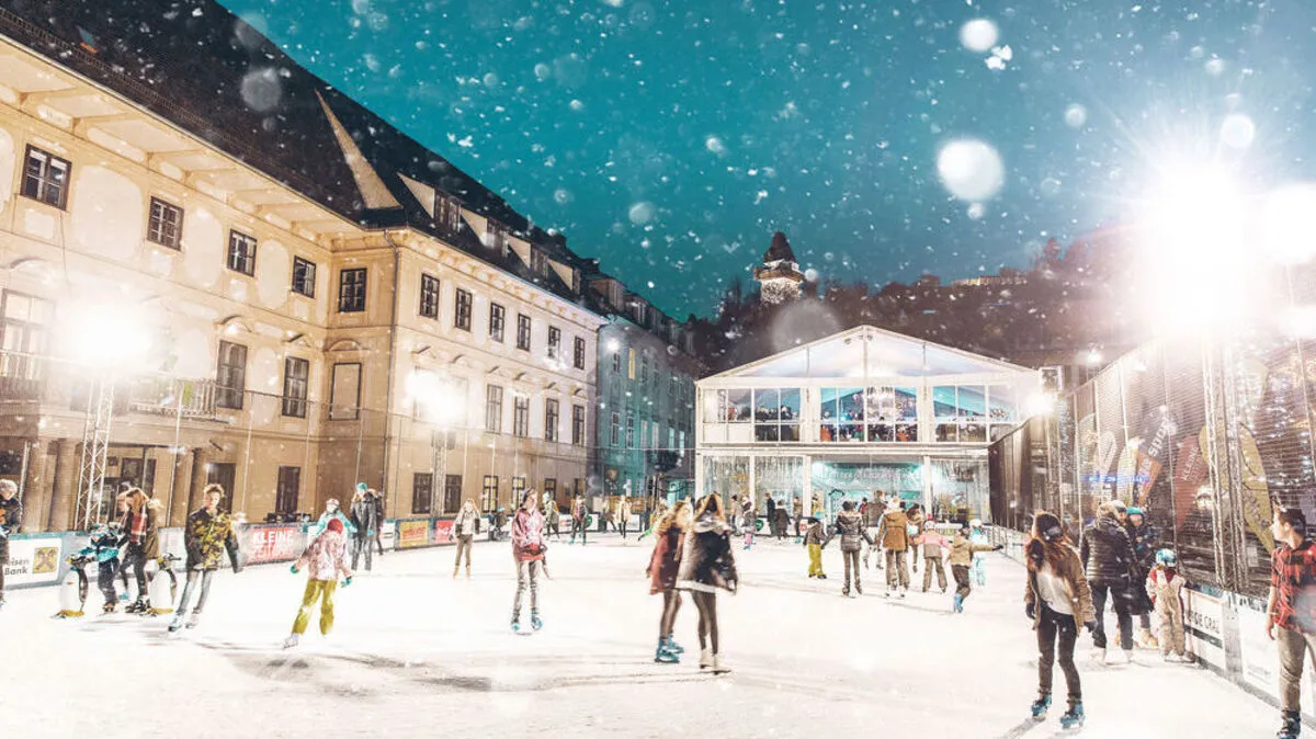 Auch heuer kann man sich am Karmeliterplatz aufs Glatteis führen lassen - mit Uhrturmblick