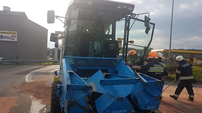 Die Erntemaschine blockierte den Kreisverkehr