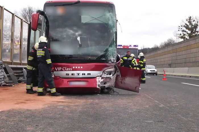 Seitens der Feuerwehr wurde kritisiert, dass - wieder einmal - die Rettungsgasse nicht funktioniert habe. >>Mehr dazu lesen Sie hier<<