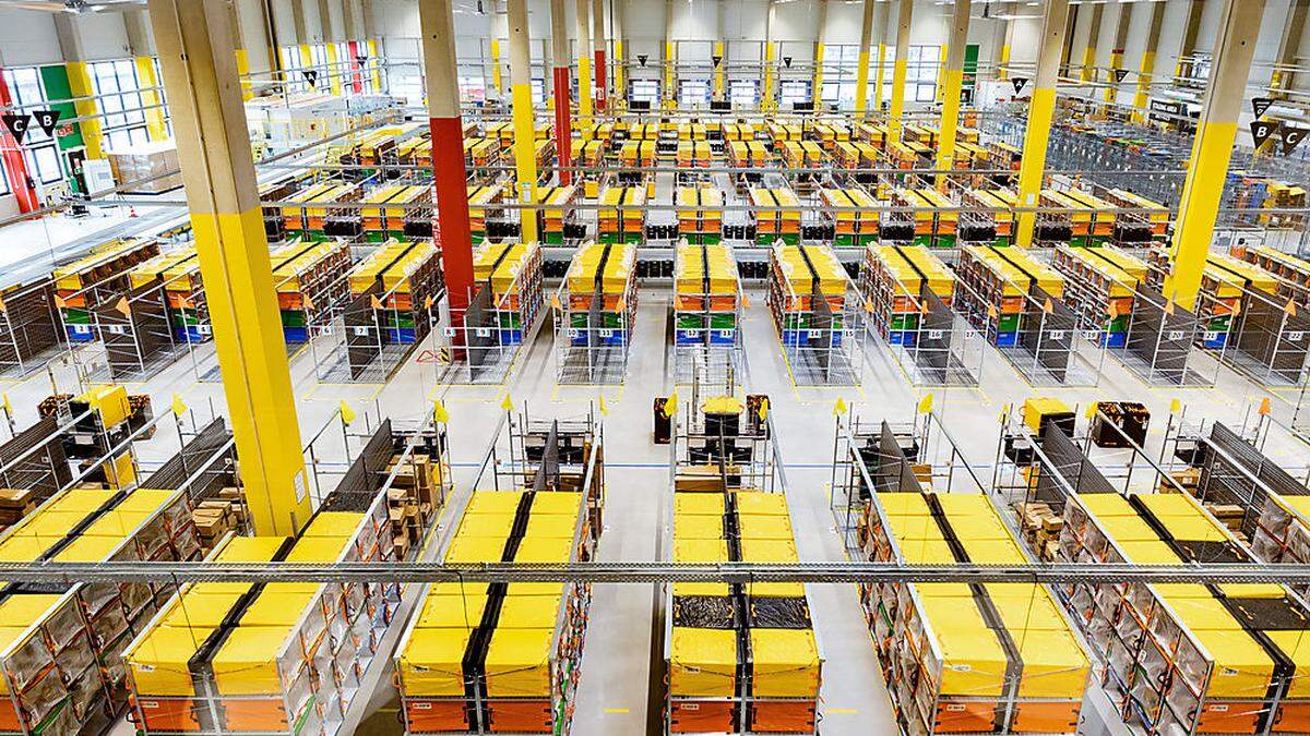Hunderte farbige Zustelltaschen prägen das Bild der Amazon-Verteilzentren