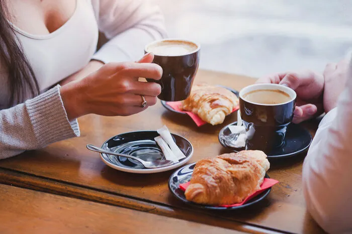 Es gibt kaum etwas Schöneres, als Zeit mit geliebten Menschen zu verbringen. Warum also nicht einen Gutschein für Brunch im Lieblingscafé verschenken und einen genussvollen Vormittag gemeinsam verbringen?