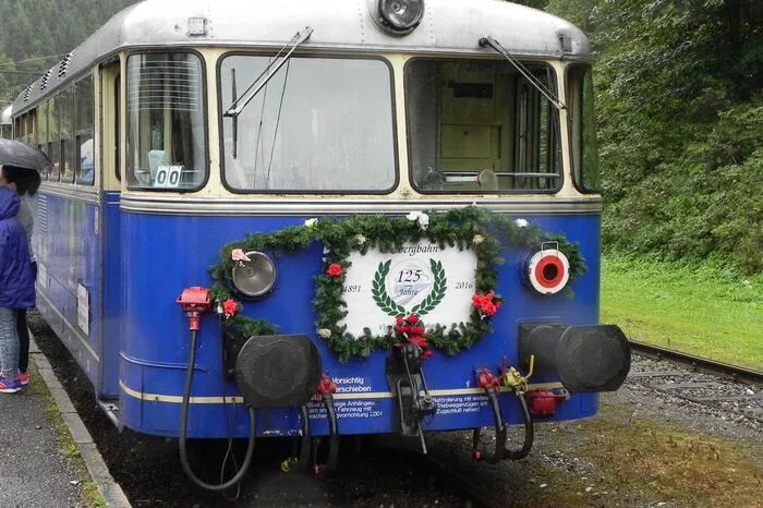 Nach 125 Jahren präsentierte sich die Bahn mit ihren Schienebussen nach harten Jahren topfit.